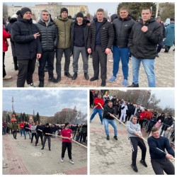 Спортивная команда микрорайона №15 приняла участие в соревнованиях по перетягиванию каната.